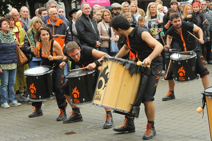 Bundzinieku grupa «Fills de la Flama» priecē Rīgas svētku apmeklētājus 182014