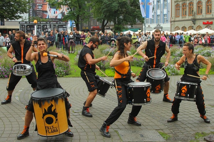 Bundzinieku grupa «Fills de la Flama» priecē Rīgas svētku apmeklētājus 182016