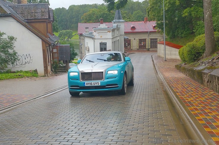 Travelnews.lv redakcija ar Rolls Royce Dawn startē no Hotel Bergs un dodas ceļojumā uz Kurzemi 182043