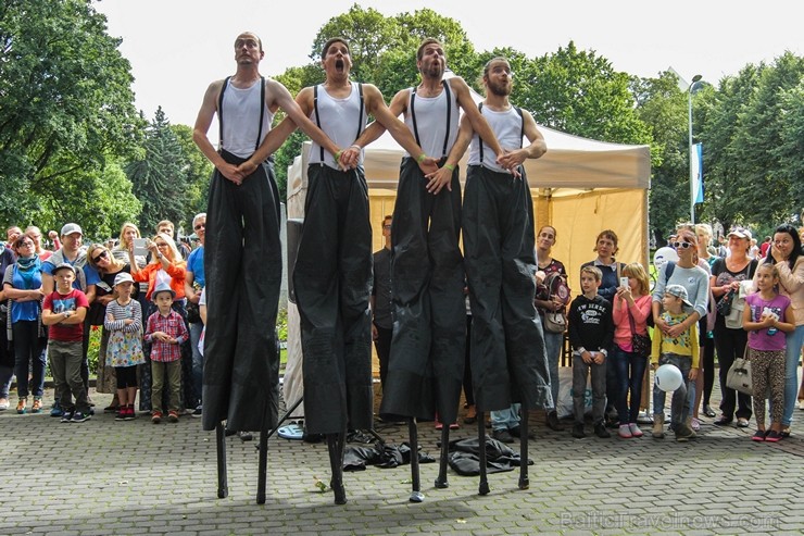 «Long Vehicle Circus» ir unikāls cirka mākslas projekts 182203