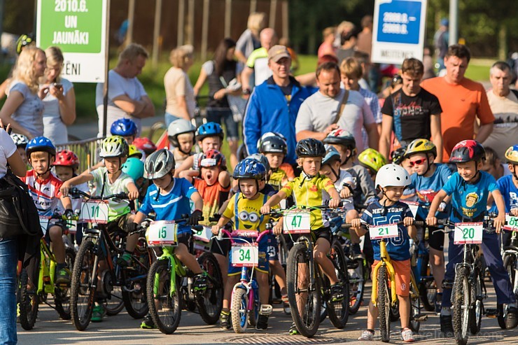 Jau otro gadu pēc kārtas Olainē norisinājās vērienīgie «Latvijas Velo svētki», kuros tika apbalvoti rezultatīvākie un atraktīvākie riteņbraukšanas pro 182440