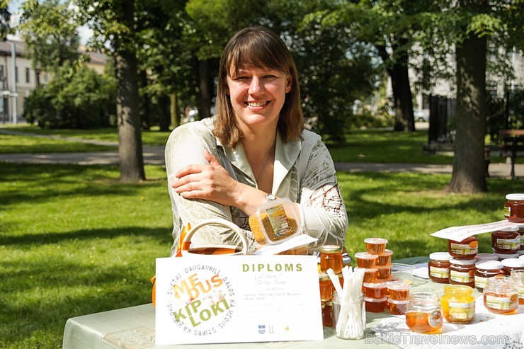 Ar medus, biškopības produktu un ķiploku tirdziņu, degustācijām, prezentācijām un konkursiem norisinājies pirmie Medus un ķiploku svētki Daugavpilī 182577