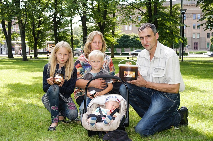 Ar medus, biškopības produktu un ķiploku tirdziņu, degustācijām, prezentācijām un konkursiem norisinājies pirmie Medus un ķiploku svētki Daugavpilī 182580