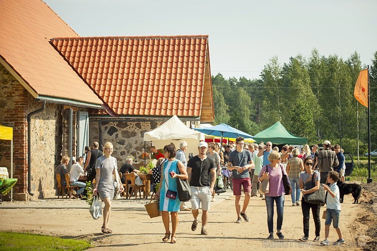 Līdz ar tirdziņa atklāšanu zirgu pasta pirmajā renovētajā ēkā, unikālais 18. gadsimta ēku komplekss atkal ir ieguvis jaunu elpu un pieejamību 182633