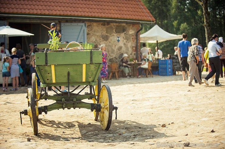 Līdz ar tirdziņa atklāšanu zirgu pasta pirmajā renovētajā ēkā, unikālais 18. gadsimta ēku komplekss atkal ir ieguvis jaunu elpu un pieejamību 182634