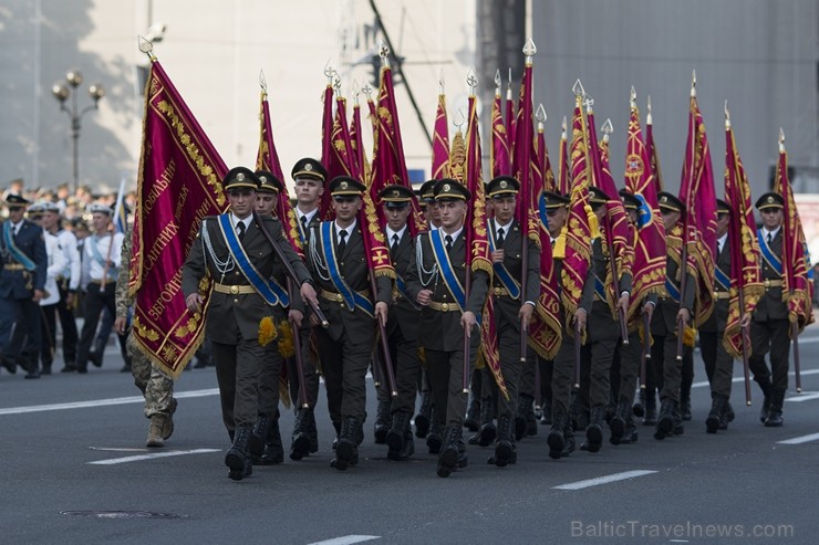 Ar grandiozu militāro parādi Kijevā atzīmē Ukrainas neatkarības dienu 182642