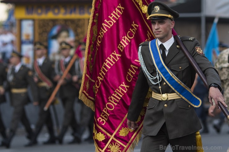 Ar grandiozu militāro parādi Kijevā atzīmē Ukrainas neatkarības dienu 182644