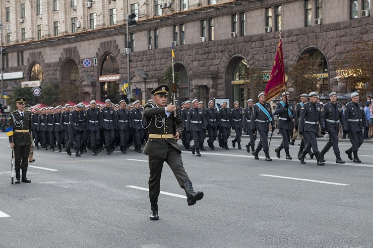 Ar grandiozu militāro parādi Kijevā atzīmē Ukrainas neatkarības dienu 182646