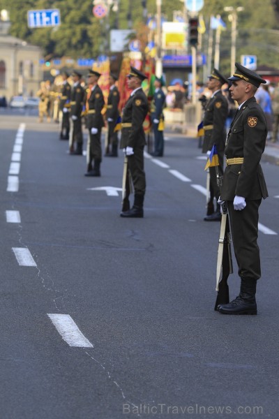 Ar grandiozu militāro parādi Kijevā atzīmē Ukrainas neatkarības dienu 182647