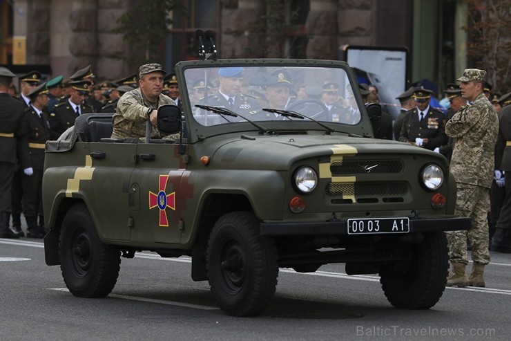 Ar grandiozu militāro parādi Kijevā atzīmē Ukrainas neatkarības dienu 182650