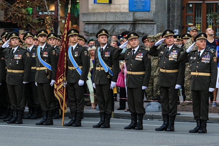 Ar grandiozu militāro parādi Kijevā atzīmē Ukrainas neatkarības dienu 182653