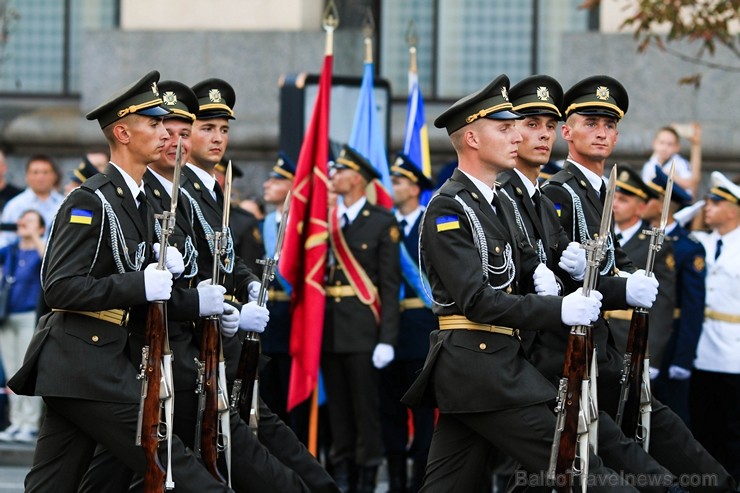 Ar grandiozu militāro parādi Kijevā atzīmē Ukrainas neatkarības dienu 182657