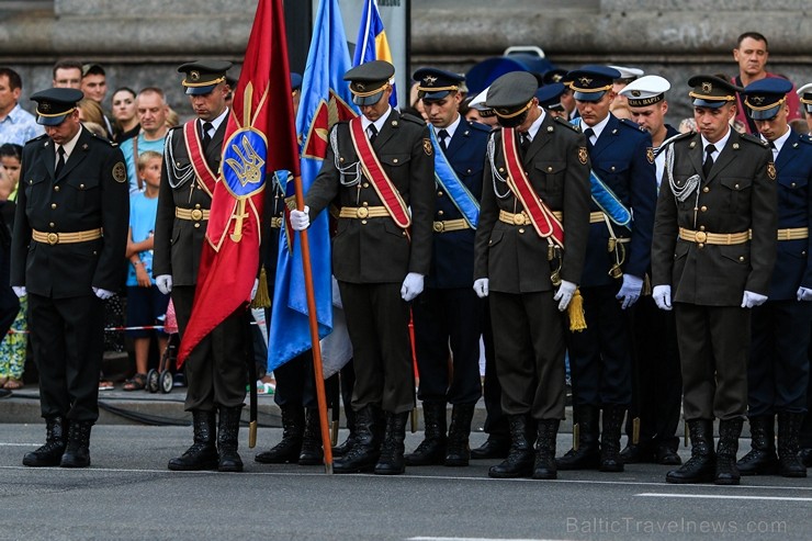 Ar grandiozu militāro parādi Kijevā atzīmē Ukrainas neatkarības dienu 182668