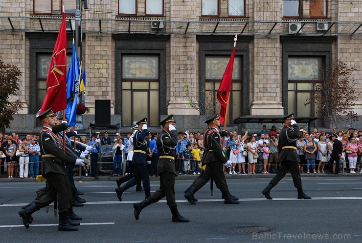 Ar grandiozu militāro parādi Kijevā atzīmē Ukrainas neatkarības dienu 182673