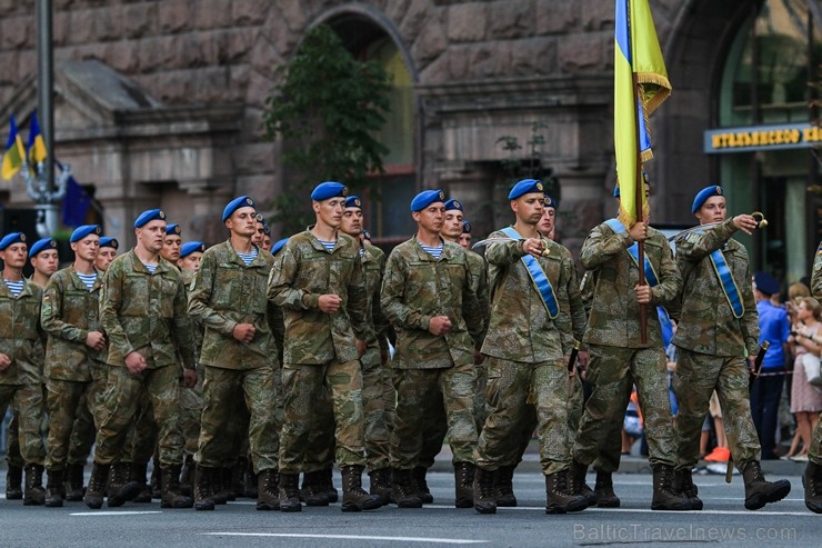 Ar grandiozu militāro parādi Kijevā atzīmē Ukrainas neatkarības dienu 182683