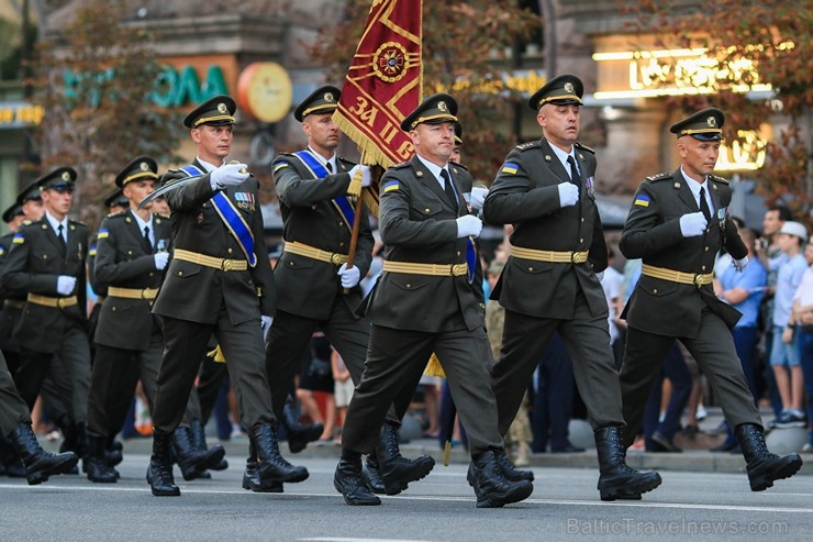 Ar grandiozu militāro parādi Kijevā atzīmē Ukrainas neatkarības dienu 182692