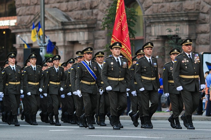 Ar grandiozu militāro parādi Kijevā atzīmē Ukrainas neatkarības dienu 182693