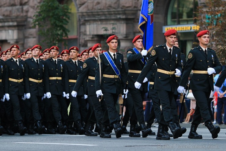 Ar grandiozu militāro parādi Kijevā atzīmē Ukrainas neatkarības dienu 182695