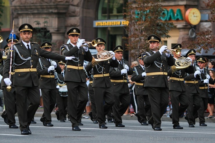 Ar grandiozu militāro parādi Kijevā atzīmē Ukrainas neatkarības dienu 182700