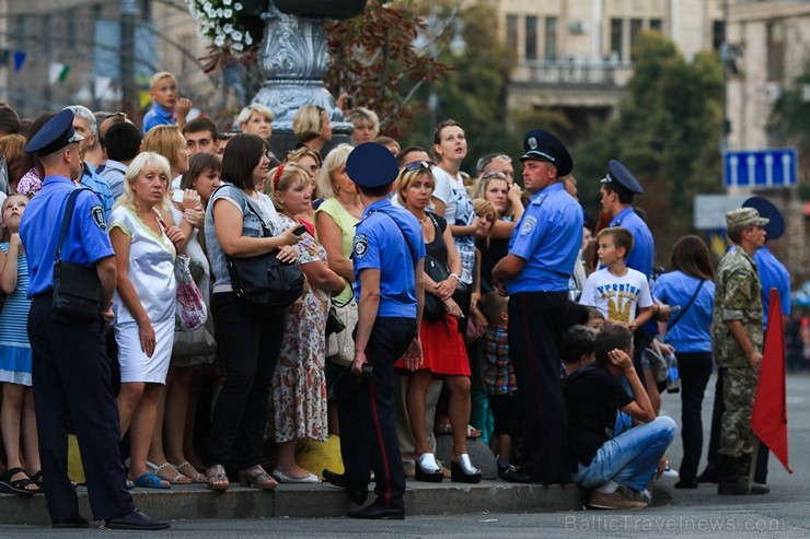 Ar grandiozu militāro parādi Kijevā atzīmē Ukrainas neatkarības dienu 182702