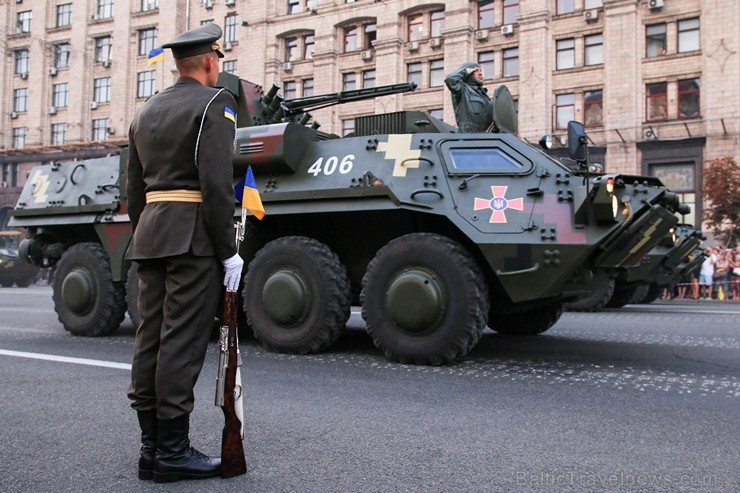 Ar grandiozu militāro parādi Kijevā atzīmē Ukrainas neatkarības dienu 182716