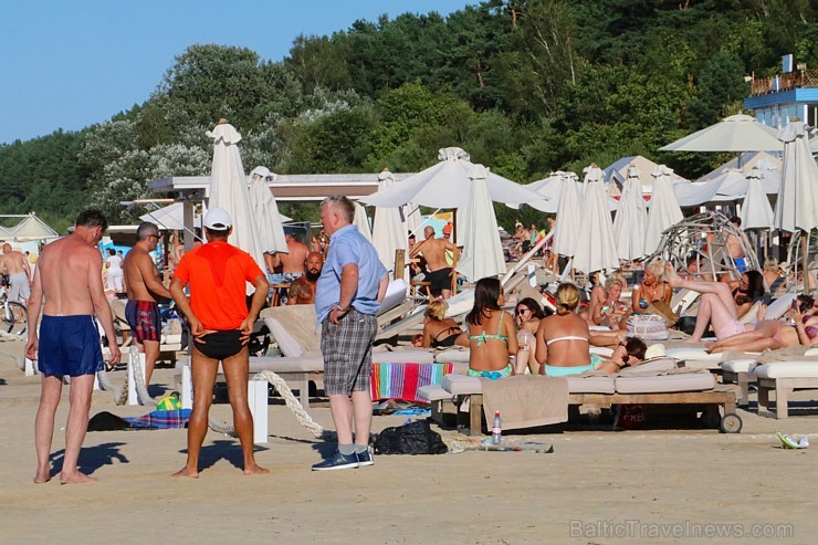 Nedēļas nogalē Jūrmalas pludmale ir pilna ar atpūtniekiem un tūristiem 182825