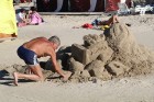 Nedēļas nogalē Jūrmalas pludmale ir pilna ar atpūtniekiem un tūristiem 16