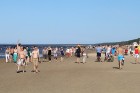 Nedēļas nogalē Jūrmalas pludmale ir pilna ar atpūtniekiem un tūristiem 18