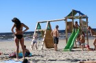 Nedēļas nogalē Jūrmalas pludmale ir pilna ar atpūtniekiem un tūristiem 21