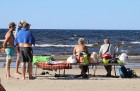 Nedēļas nogalē Jūrmalas pludmale ir pilna ar atpūtniekiem un tūristiem 22