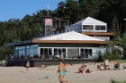 Nedēļas nogalē Jūrmalas pludmale ir pilna ar atpūtniekiem un tūristiem 23