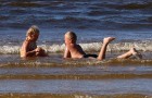 Nedēļas nogalē Jūrmalas pludmale ir pilna ar atpūtniekiem un tūristiem 30