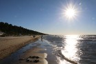 Nedēļas nogalē Jūrmalas pludmale ir pilna ar atpūtniekiem un tūristiem 35