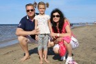 Nedēļas nogalē Jūrmalas pludmale ir pilna ar atpūtniekiem un tūristiem 41