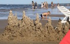 Nedēļas nogalē Jūrmalas pludmale ir pilna ar atpūtniekiem un tūristiem 42
