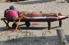 Nedēļas nogalē Jūrmalas pludmale ir pilna ar atpūtniekiem un tūristiem 43