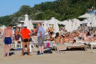 Nedēļas nogalē Jūrmalas pludmale ir pilna ar atpūtniekiem un tūristiem 49