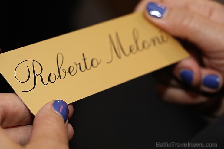 Populārākais latvietis no Itālijas un dziedātājs Roberto Meloni iegūst savu numuru Vecrīgas četru zvaigžņu viesnīcā «Hotel Roma» 184744