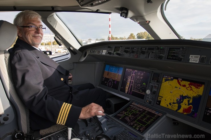 Starptautiskajā lidostā «Rīga» lidsabiedrība airBaltic prezentē Bombardier ražoto «CS300» lidmašīnu 184901