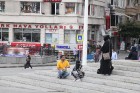 Lai arī reliģija nespēlē galveno lonu turku sabiedrībā, dažkārt uz ielām var manīt sievietes tērptas melmā 15