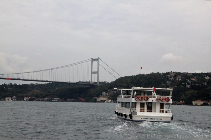 Sultāna Mehmeda Iekarotāja tilts tiek saukts ari par Otro Bosfora tiltu (Fatih Sultan Mehmet Köprüsü). Tilta garums ir 1.01 m, tā platums ir 39 m. Uzb 185258