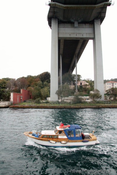 Bosforu šķērso divi tilti. Bosfora tilts (Boğaziçi Köprüsü) un Sultāna Mehmeda Iekarotāja tilts (Fatih Sultan Mehmet Köprüsü) 185261