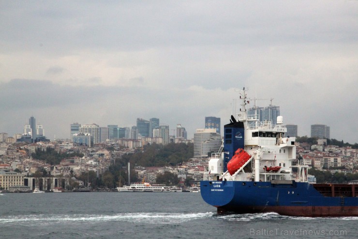 Jaunā Stambula ar savu augstceltņu varenību pilsētas Eiropas daļā. Krievijas kuģis LADA ar 3170 tonnāžu ved kravu uz Melno jūru 185263