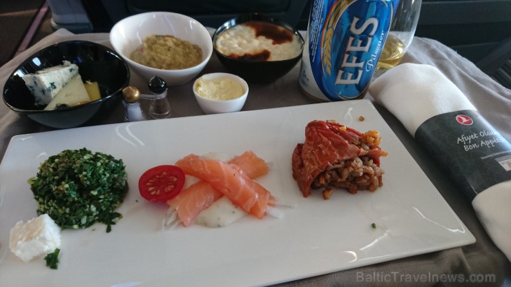 Mūsu kulinārais ceļojums sākas jau Turkish Airlines lidmašīnā.
Baltā siera tabūle, lasis uz garšvielu mērces, pildīts saulē kaltēts sarkanais. pipars 185269