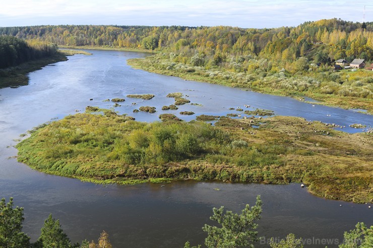 Uzkāpjot skatu tornī, paveras skats uz Daugavas loku mežiem, Krāslavas koka mājiņām un baznīcu smailēm 185667