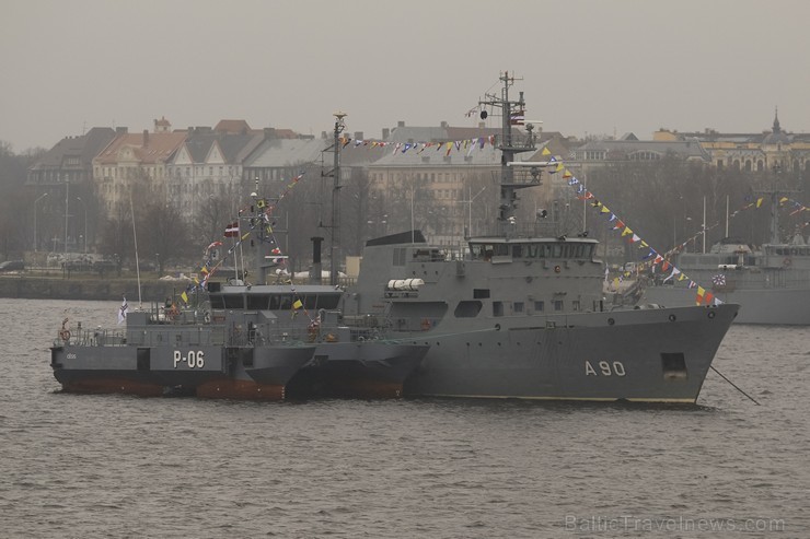 Ar militāru parādi Latvijas un sabiedroto bruņotie spēki godina Latvijas valsts izveidošanu 188015