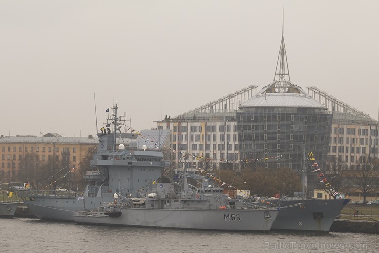 Ar militāru parādi Latvijas un sabiedroto bruņotie spēki godina Latvijas valsts izveidošanu 188017