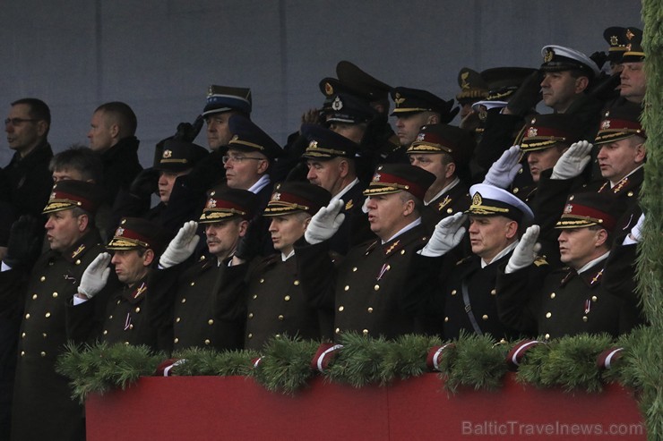 Ar militāru parādi Latvijas un sabiedroto bruņotie spēki godina Latvijas valsts izveidošanu 188031