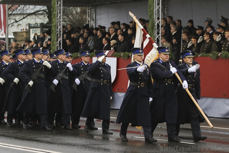 Ar militāru parādi Latvijas un sabiedroto bruņotie spēki godina Latvijas valsts izveidošanu 188033