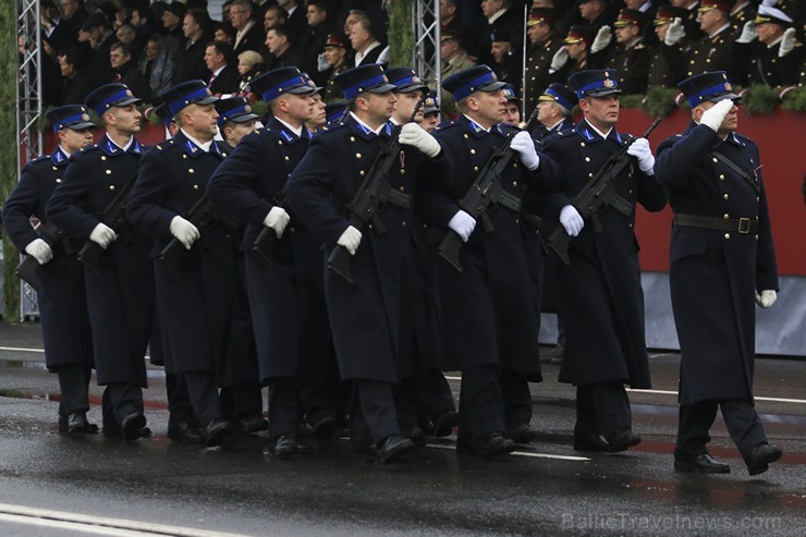 Ar militāru parādi Latvijas un sabiedroto bruņotie spēki godina Latvijas valsts izveidošanu 188034